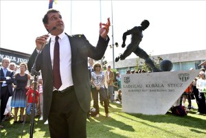 kubalaszobor Joan Laporta beszéddel méltatta a klub hősét (MTI/EPA)