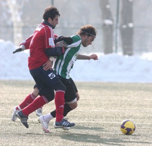 merkozesjelenet_20100209_02_ftc-szolnok_elding Elding harcol a labdáért