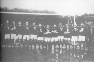 csapatkep-19130427-valogatott balról: Borbás, Zsák, Schlosser, Rumbold, Pataki M., Tóth-Potya, Bródy, Payer, Blum, Bíró, Weisz F.
