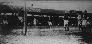 merkozesjelenet-19190608-mtk-szamosy-schaffer Szamossy kornerre menti Schaffer lövését