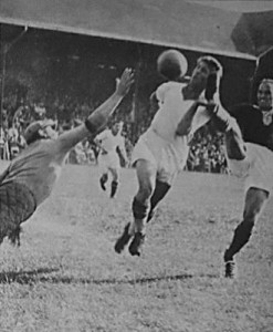 19420629-merkozesjelenet-fustos Füstös elől tisztáz a diósgyőri védelem