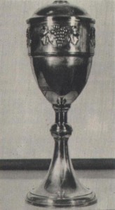Ez az 1927-ben megnyert kupa arról nevezetes, hogy ez volt a profi Ferencváros első nagy diadala, trófea nyerése. A három nagy (Ferencváros, Hungária, Újpest) a csehszlovák bajnokot a Spartát hívta meg negyediknek a Húsvéti Tornára. A körmérkőzések alapján kiírt küzdelemsorozatban, a zöld-fehérek valamennyi ellenfelüket legyőzték: az Újpestet 4-3-ra, a Spartát 3-1-re és a Hungáriát 2-0-ra. Az elmúlt évtizedek alatt a szép ezüstkupa tetejéről a labdarúgó figurát letörték, az 57 cm magas kupát megcsonkították ...