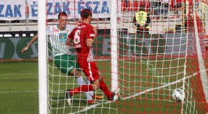 Labdarúgó OTP Bank Liga - Diósgyõr-Ferencváros A ferencvárosi Julian Jenner (b) gólt lõ a labdarúgó OTP Bank Liga 24. fordulójában játszott Diósgyõri VTK - Ferencváros mérkõzésen a miskolci DVTK Stadionban 2013. április 21-én. A mérkõzés eredménye 2-2. MTI Fotó: Vajda János