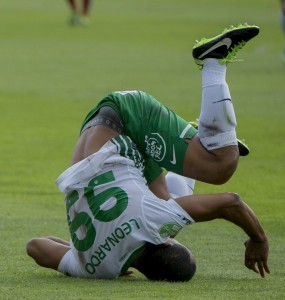 Labdarúgás OTP Bank Liga - Ferencváros-Videoton FC Budapest, 2013. április 28. A Videoton játékosa, Paulo Vinicius (b) és Leonardo Santiago (FTC) a labdarúgó OTP Bank Liga 25. fordulójában játszott Ferencváros - Videoton FC mérkõzésen a budapesti Puskás Ferenc Stadionban 2013. április 28-án. A Videoton 1-0-ra legyõzte a Ferencvárost. MTI Fotó: Illyés Tibor