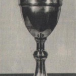 Ez az 1927-ben megnyert kupa arról nevezetes, hogy ez volt a profi Ferencváros első nagy diadala, trófea nyerése. A három „nagy" (Ferencváros, Hungária, Újpest) a csehszlovák bajnokot a Spartát hí­vta meg negyediknek a Húsvéti Tornára A körmérkőzések alapján kií­rt küzdelemsorozatban, a zöld-fehérek valamennyi ellenfelüket legyőzték: az Újpestet 4-3-ra, a Spartát 3-1-re és a Hungáriát 2-0- ra. Az elmúlt évtizedek alatt a szép ezüstkupa tetejéről a labdarúgó figurát letörték, az 57 cm magas kupát megcsonkí­tották ...