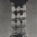 A La Corunai Herkules torony a világ legrégibb világí­tótornya. Több, mint 2000 éves, és alapí­tásának távoli idejétől fogva szünet nélkül világí­t, megtartva eredeti helyét, falait, külsejét és rendéltetését. Bár a XVIII. század végén körülvették kőfallal, területére lépve meg lehet nézni az ősi tornyot. Ezt az öreg tornyot, ahogy Paulo Orosio (V. század) hí­vta, sok legenda és történet övezi. A hagyomány szerint Egyiptomi Herkules alapí­totta azon a helyen, ahol legyőzte és megölte az óriást, Gerion királyt. Emlékezet előtti időktől egészen napjainkig, a képzeletnek olyan dicsfénye veszi körül, amelyet az évszázadok sem tudnak elhalványí­tani. Az első történelmi tény, amit feljegyezitek a régi toronnyal kapcsolatban Dion Casio (III. sz.) szerint az, hogy Julius Caesar egy hajóhadat gyűjtött össze lábainál. Ettől kezdve emlékezetes sikerek és néha nagy tragédiák néma tanúja volt. Az í­rók a régiektől a maiakig csodálják és dicsőí­tik. Minden idők költői megénekelték. A Herkules torony a cí­mertudomány ősi ideje óta La Coruna cí­merében a fő helyet foglalja el, és mint ilyen a város büszkesége. Ezért az egyedülálló trófeáért 1970. augusztus 26-án az FTC az argentin San Lorenzo együttesével mérkőzött. La Corunában 1945 óta rendeznek évente egy mérkőzést a Trófea Teresa Herrera nevű ezüst lemezből készült neves torony kicsinyí­tett (1 m 10 cm) másolatáért. 24 évig mindig a helyi csapat játszott egy-egy külföldi ellenféllel. A jubileumi 25. találkozóra a fenti két csapatot hí­vták meg. A spanyol rendezők nem csalódtak, remek mérkőzés volt. A rendes játékidő, sőt a hosszabbí­tás után is 0-0 volt az eredmény. A Trófeáért tizenegyes rúgások következtek. A fradisták — Szőke, Novák, Páncsics, Branikovits — négyet belőttek, az argentinok csak kettőt. így a mi játékosaink hozhatták haza az ezüst tornyot, amelynek dí­szí­tését aranyozott figurák egészí­tik ki. Az FTC-nek ez volt az első szereplése a közkedvelt nyári spanyol nemzetközi tornákon.